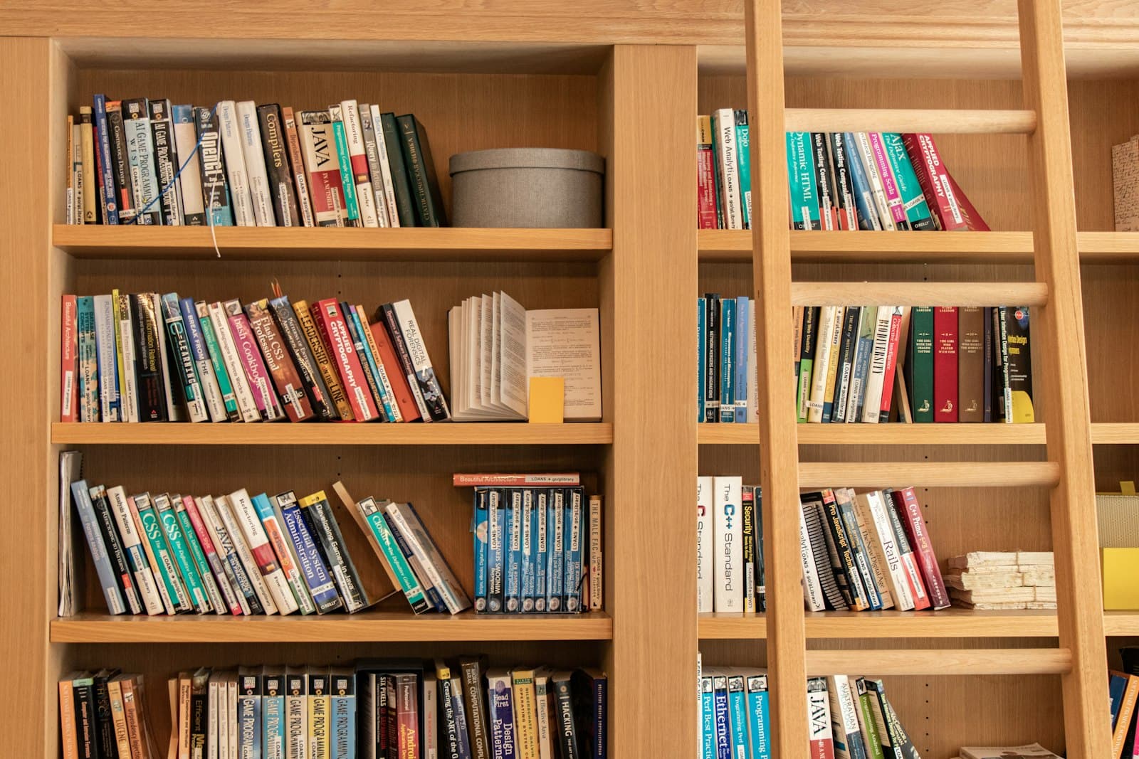 Bibliothèque toute hauteur en chêne