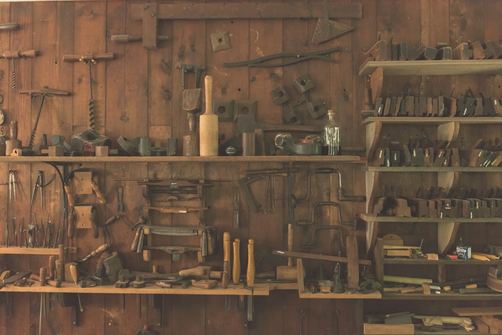 Établi et outils dans l'atelier de menuiserie
