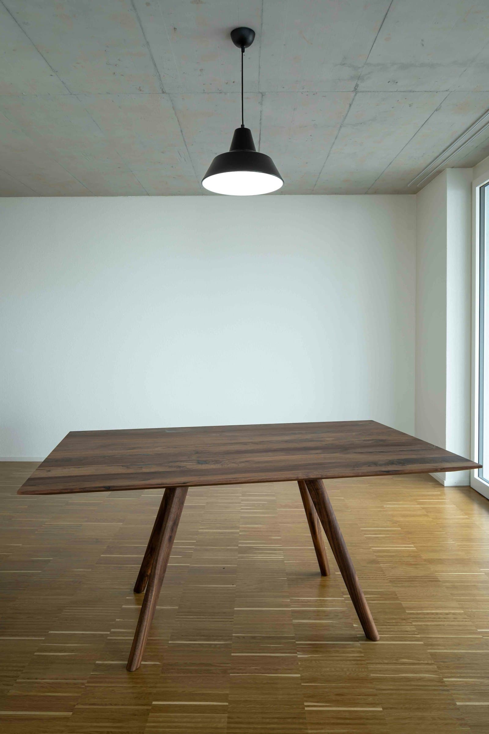 Table à manger en noyer, réalisation L'Établi